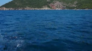 Adriyatik Denizi 'nin çarpıcı güzelliğini keşfedin. Yumuşak dalgalar kıyıya vururken. Temiz Akdeniz havasını içine çek ve Karadağ 'ın büyüleyici kıyı şeridinin huzurlu atmosferinin tadını çıkar.