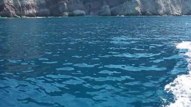 Karadağ 'ın çarpıcı kıyılarına çarpan dalgaların rahatlatıcı ritmini tecrübe edin. Bu Akdeniz macerası Adriyatik Denizi boyunca sükunetin ve doğal güzelliğin özünü yansıtıyor. Yavaş çekim.