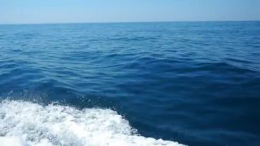 Adriyatik Denizi 'nin dinginliğini hissedin. Dalgalar tekneye hafifçe vururken güzel Karadağ' da bulutsuz bir gökyüzünün altında büyüleyici mavi renkler sergiliyor..