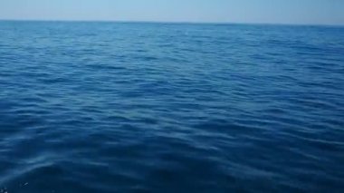 Adriyatik Denizi 'nde sakin anların tadını çıkarın. Karadağ' ın yumuşak dalgaları ve çarpıcı mavi suları Akdeniz 'deki güzellik severler için mükemmel bir kaçış noktası oluşturuyor..