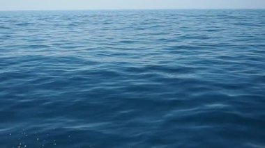 Karadağ 'ın berrak sularında hafif dalgaların dalgalanmasıyla Adriyatik Denizi' nin dingin güzelliğini hissedin. Bu nefes kesici yolculuk Akdeniz seyahatinin özünü yakalar..