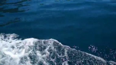 Karadağ 'da Adriyatik Denizi boyunca hafif dalgalar tekneyi okşarken, suyun rahatlatıcı güzelliğini keşfedin. Akdeniz cennetine yapılan bu güzel yolculukta huzurlu anlar yaşayın..