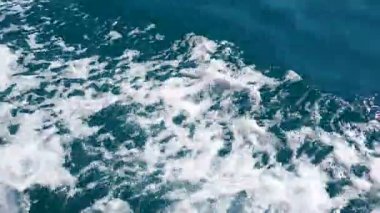 Dalgaların arasından süzülerek Akdeniz güneşinin altında köpük ve spreyler oluşturan heyecan verici yolculuğun tadını çıkarın. Deniz enerjisini her damlasında hisset.