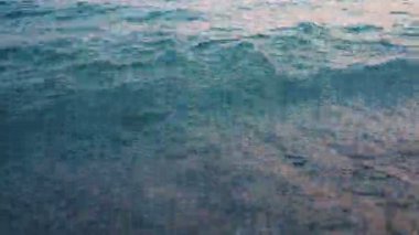 Karadağ 'ın Canj kentinde bir sabahın dinginliğini yaşayın. Güneş doğarken dalgalar yavaşça kuma çarpar ve Adriyatik kıyısında barışçıl bir atmosfer yaratır..