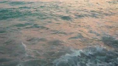 Dalgalar yavaşça Canj, Bar 'ın kumlu kıyılarına vuruyor. Sabah ışıklarının yumuşak renkleri Adriyatik Denizi' nin sakin sularından yansıyarak sakin bir atmosfer yaratıyor..