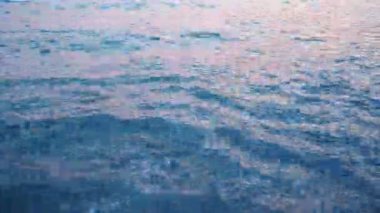 Karadağ 'ın Canj plajında yumuşak bir sabah ışığı suda dans ederek sakin bir atmosfer yaratıyor. Bu sahil cennetinde gün doğarken dalgalar sahili sakinleştirir..