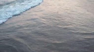 Akdeniz 'de güneş yükselirken Canj sahilinin kumlu kıyılarına hafif dalgalar vurur. Huzurlu sabah suyu Montenegros 'ta huzur ve yansımayı davet ediyor. Güzel manzara..