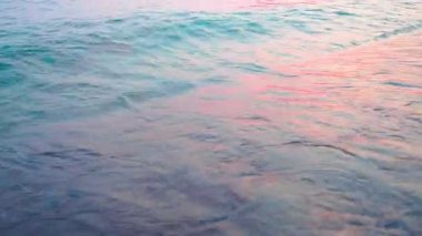 Akdeniz 'in üzerinde güneş doğarken Karadağ' ın Bar kentindeki Canj kumsalında dalgalar hafifçe sarsılıyor. Huzurlu sabah atmosferi rahatlamayı ve yansımayı davet ediyor..