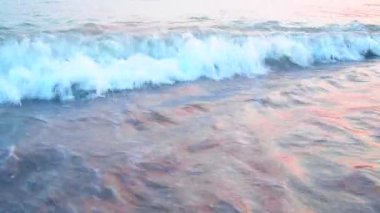 Canj Bar 'ın kumlu kıyılarına vuran sabah dalgalarının rahatlatıcı seslerinin tadını çıkar. Adriyatik 'in berrak suları yumuşak güneş ışığı altında parlıyor ve sakin bir atmosfer yaratıyor..