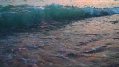 Karadağ 'ın Canj kentinde sabah ışığı, dalgaların kumsala vurması ve geri çekilmesi ile birlikte kıyılara vuruyor. Huzurlu Akdeniz çevresi gevşemeyi ve barışı davet ediyor.