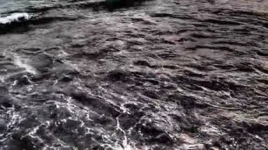 Karadağ 'ın baş döndürücü Akdeniz kıyısında yer alan Canj' daki kumlu plaja yumuşak dalgalar vururken, sabah ışığı sakin manzarayı aydınlatıyor. Sakin su rahatlamayı ve huzuru davet eder..