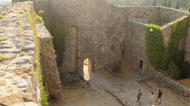 Stari Bar, Karadağ 08.07.2025: tarihi taş duvarlar geçmişle ilgili hikayeler anlatıyor. İnsanlar yürür. Çevredeki manzaranın nefes kesici manzarasının tadını çıkarırken doğanın ve tarihin bir karışımı.