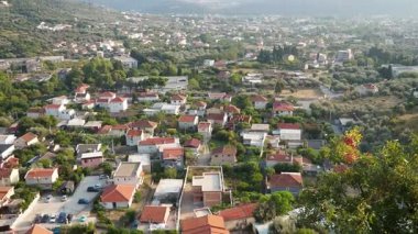 Karadağ 'ın büyüleyici evleri ve yeşil tepeleriyle karakterize edilen güzel Bar kasabasını keşfedin. Parlak güneşli gökyüzünün altında huzurlu bir manzaranın tadını çıkar. Rahatlamak ve gezmek için mükemmel..