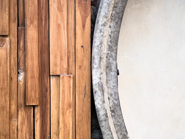 Eski Panel ahşap kalıntıları, eğri beton duvarın yanında bir duvar, metin için doku alanı ve dekoratif tasarım için soyut arkaplan.