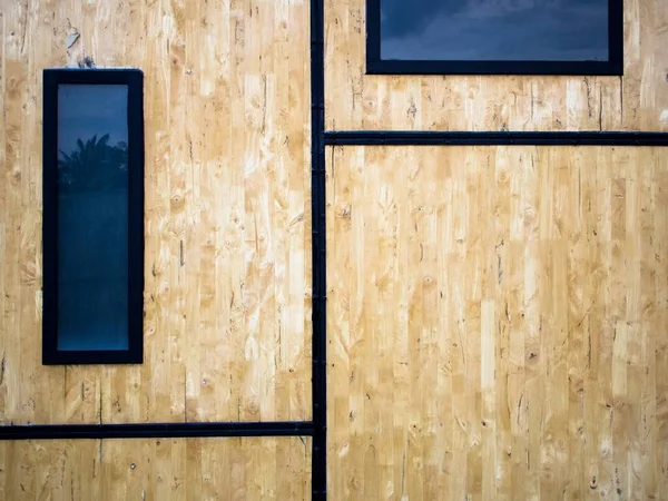 Duvarlar hurda ahşap panellerden, yapı siyah çelikten, pencere olarak ayna çerçevesi, metin için doku alanı ve dekoratif tasarım için soyut arkaplan.