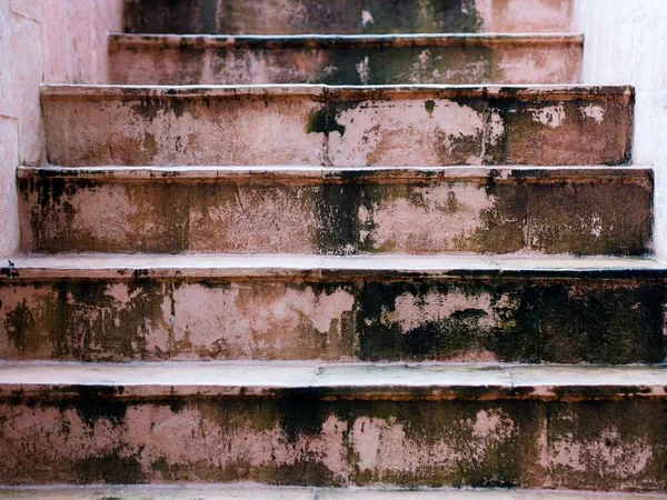 Escadas Rosa Velho Sujo Feito Concreto Com Manchas Água Musgo — Fotografia de Stock