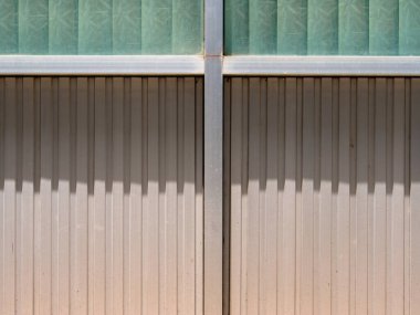 Duvarlar için oluklu alüminyum çarşaf. Dekoratif tasarım için arkaplan dokusu.