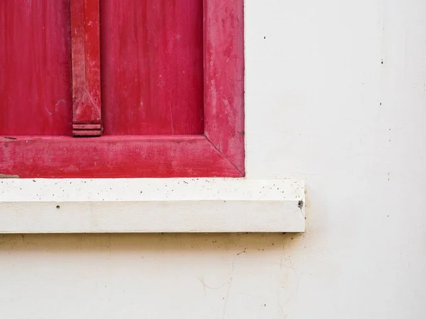 Zbliżenie Obraz Kącik Starego Czerwonego Drewnianego Okna Kremowej Ścianie Betonowej — Zdjęcie stockowe