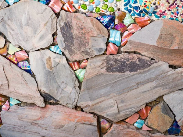 Πέτρα Και Κεραμικά Θραύσματα Στον Τοίχο Σφραγισμένα Τσιμέντο Κονίαμα Υφή — Φωτογραφία Αρχείου