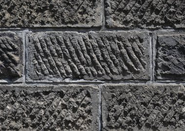 Soyut yıpranmış engebeli doku koyu gri beton tuğla duvar dekoratif tasarım için arka plan mimarisi.