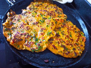 Sabahki kahvaltım için lezzetli ve renkli sebze krepleri.