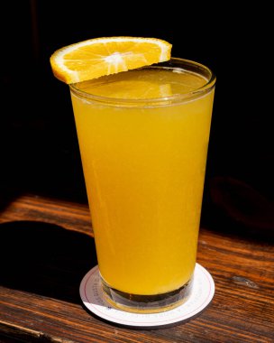 Birayı tazeleyen, portakal suyu ve birayla hazırlanmış bir bardak dolusu portakal suyu..