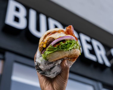 Lezzetli dev etli hamburger, karides, peynir, marul ve domates.