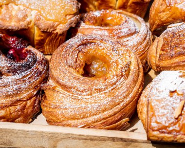 Tahta tepside tatlı poğaça ekmeği