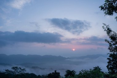 San Luis Potosi Meksika 'da bulunan sotano de las golondrinas' da güzel bir gün doğumu.