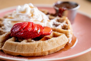 Çilekli, kremalı ve ballı lezzetli waffle 'ları kapatıyoruz. Brunch tarzı.