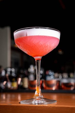Lüks bir restoranda yaratıcı ve zarif bir şekilde sunulan lezzetli ve ferahlatıcı bir karışım ya da kokteyl..