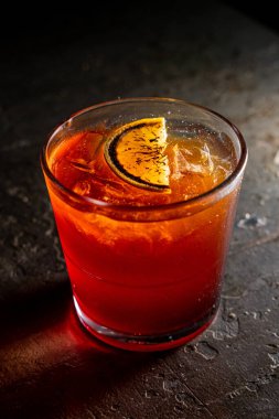 Kahve barının üzerinde limonlu tonik ile soğuk kahve.