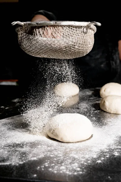 Restoran ortamında küçük toplarda pizza hamuru hazırlama