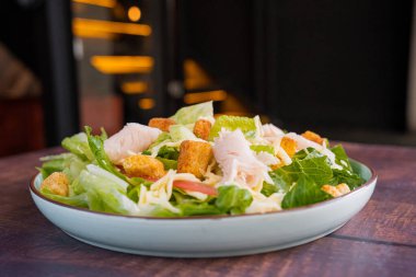 Delicious and fresh green salad with turkey ham, lettuce, tomato and croutons.