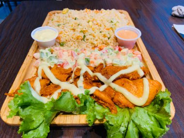 Kızarmış pilav ve tavuk kızartması.