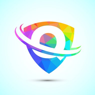 İngiliz alfabesi Q, kalkan ve swoosh ile. Yaratıcı modern logo tasarımı düşük poli stili