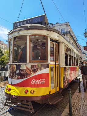 Portekiz 'in başkenti Lizbon' da ikonik eski tramvaylar
