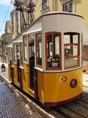 Portekiz 'in başkenti Lizbon' da ikonik eski tramvaylar