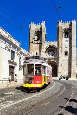 Portekiz 'in başkenti Lizbon' da ikonik eski tramvaylar