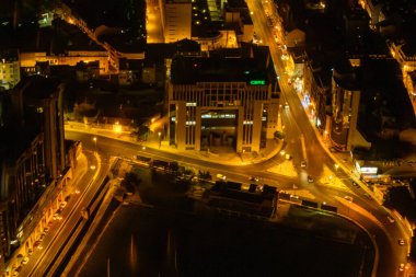 Lizbon gecesi Aydınlatılmış sokaklar ve anıtlar