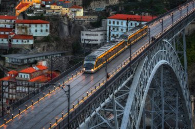 Portekiz 'de Riberia Porto' da Duoro Nehri üzerinde tren metrosuyla çelik köprü.