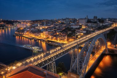 Portekiz 'deki Riberia Porto' da Duoro Nehri üzerinde çelik köprü.