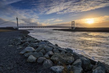 Vatnajokull Ulusal Parkı 'nın güney kısmında asma köprüsü olan Jokulsarlon buzul nehri gölü