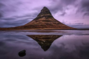Kirkjufell Dağı 'nın yansıması gölün yüzeyinde.