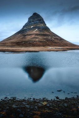 Kirkjufell Dağı 'nın yansıması gölün yüzeyinde.