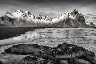 Vestrahorn dağ sırası ve Stoksnes plaj panoraması, Hofn, İzlanda yakınlarında. Vatnajokull Ulusal Parkı