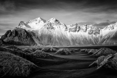 Vestrahorn dağ sırası ve Stoksnes plaj panoraması, Hofn, İzlanda yakınlarında. Vatnajokull Ulusal Parkı
