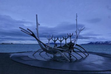 Güneş Voyager, Jon Gunnar Arnason 'ın modern bir Viking gemisi heykeli. Reykjavik, İzlanda 'da gün doğumu. Reykjavik 'in sembolü, ünlü heykel.