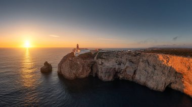 Günbatımında deniz feneri olan Portekiz kıyıları, gün batımında Cabo De Sao Vincente