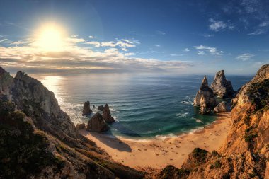 Farol do Cabo de Boca, Portekiz 'in en batı sahili, gün batımında bir plajı var.